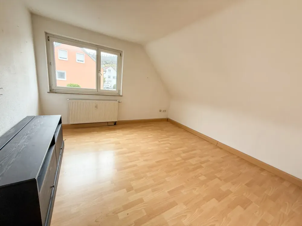 Schöne 2-Zimmer-Dachgeschosswohnung mit neuer Einbauküche