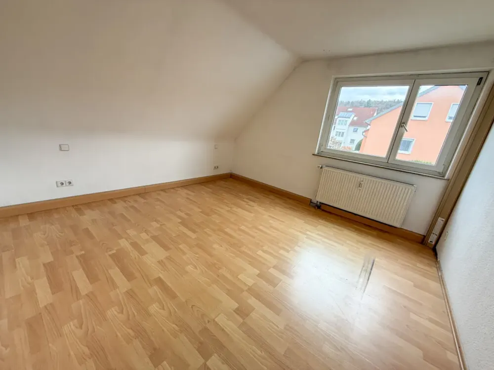 Schöne 2-Zimmer-Dachgeschosswohnung mit neuer Einbauküche