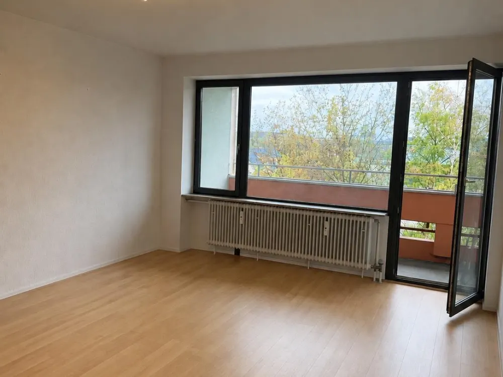 Bright 2-Room Apartment with Balcony, New Kitchen & Elevator, Nürnberg Nordstadt