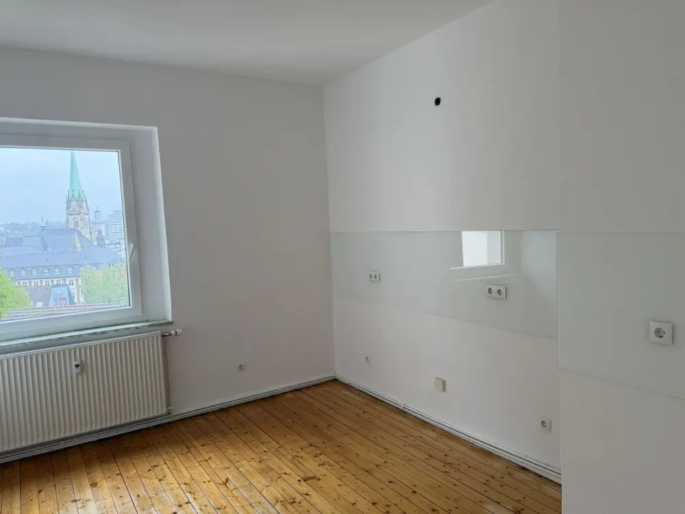 Helle und sanierte 3,5-Raum-Wohnung mit tollem Ausblick, neue Heizung, Fenster, Heizkörper, Bad