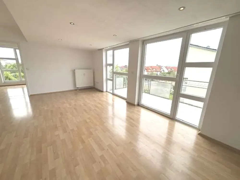 Jung & schick: Attraktive Maisonette-Wohnung mit Fernblick