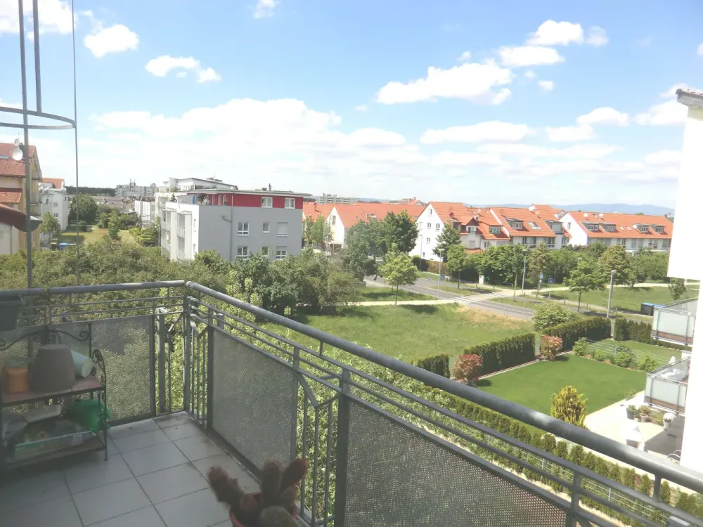 Jung & schick: Attraktive Maisonette-Wohnung mit Fernblick