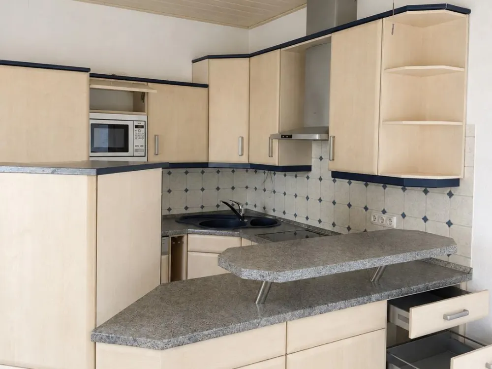 Bright and Spacious 2.5-Room Apartment with Terrace & Fitted Kitchen