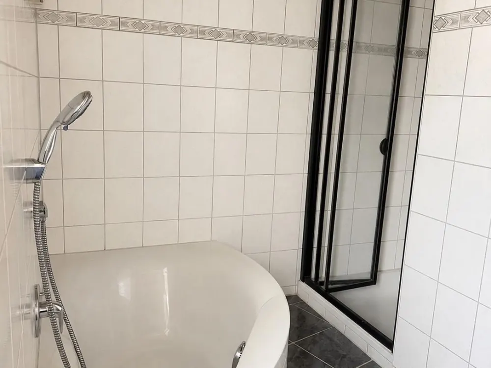Bright and Spacious 2.5-Room Apartment with Terrace & Fitted Kitchen