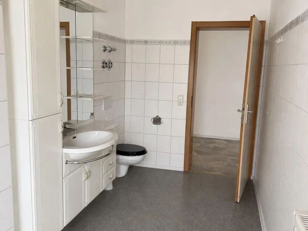 Bright and Spacious 2.5-Room Apartment with Terrace & Fitted Kitchen