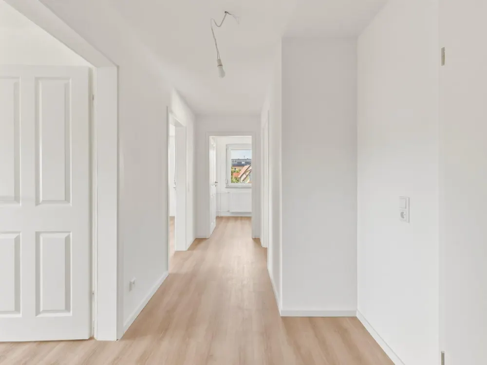 Helles WG-Zimmer in frisch sanierter DG-Wohnung in BHF-Nähe