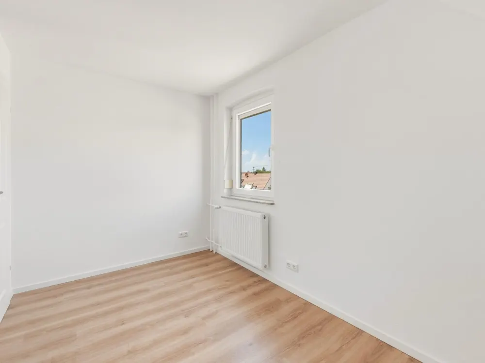 Helles WG-Zimmer in frisch sanierter DG-Wohnung in BHF-Nähe
