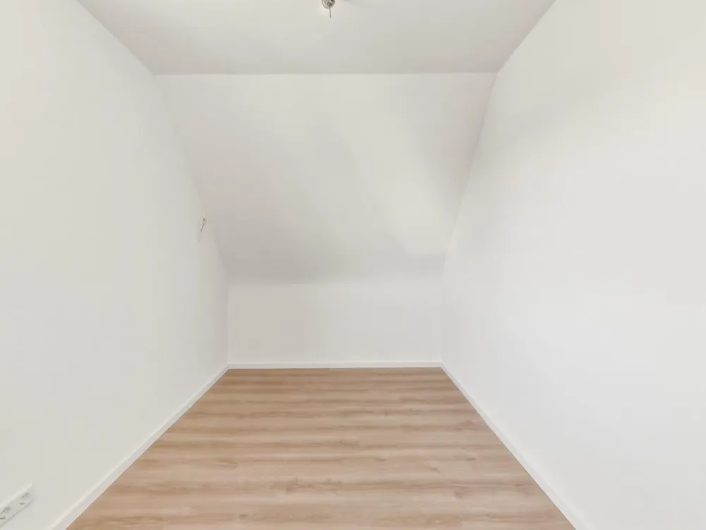 Helles WG-Zimmer in frisch sanierter DG-Wohnung in BHF-Nähe