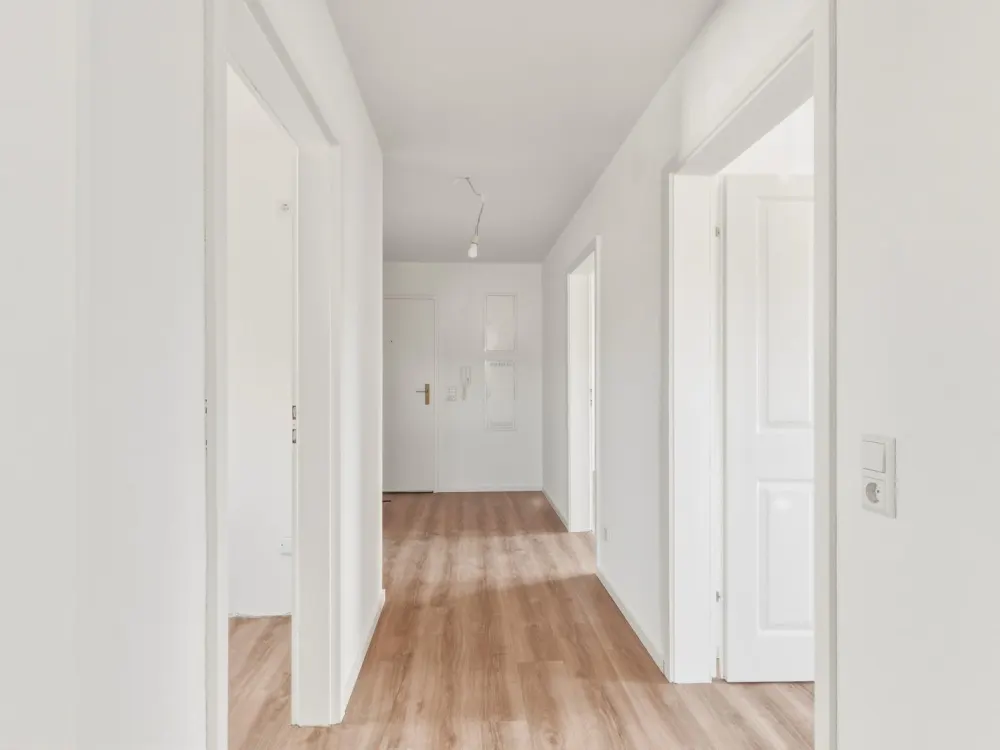 Helles WG-Zimmer in frisch sanierter DG-Wohnung in BHF-Nähe