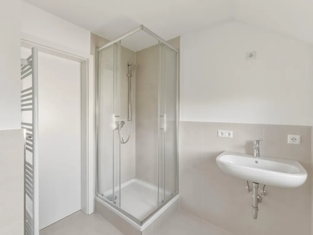 Helles WG-Zimmer in frisch sanierter DG-Wohnung in BHF-Nähe