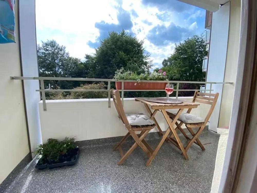 Modernes, möbliertes 1-Zimmer-Apartment mit Gartenblick