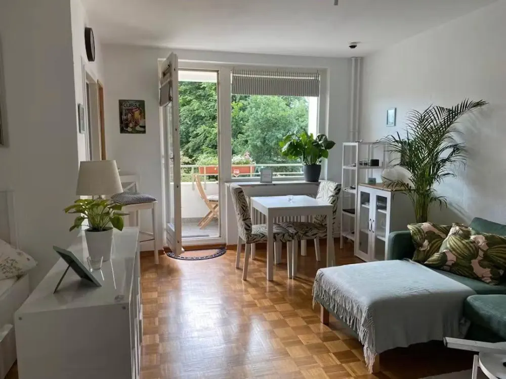 Modernes, möbliertes 1-Zimmer-Apartment mit Gartenblick