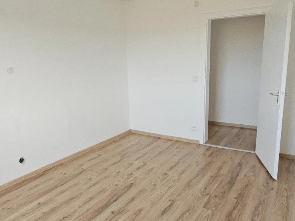 2.5-Room Apartment with Built-in Kitchen in Leonberg