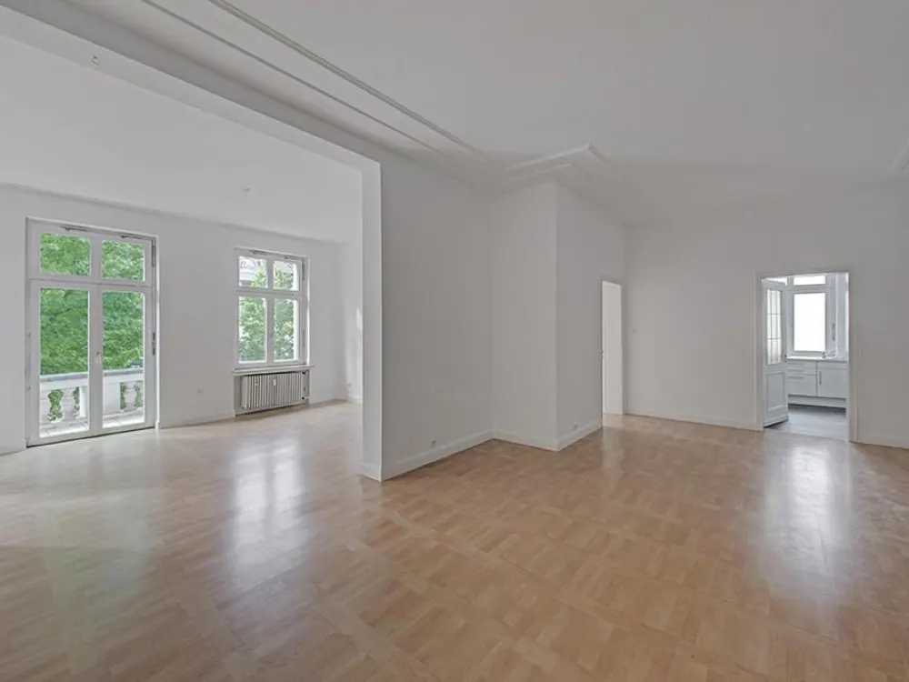 Altbauwohnung mit drei Balkonen und Garage im Konsulatsviertel