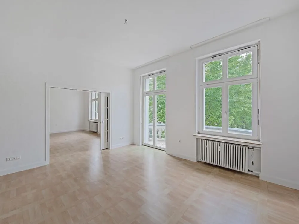 Altbauwohnung mit drei Balkonen und Garage im Konsulatsviertel