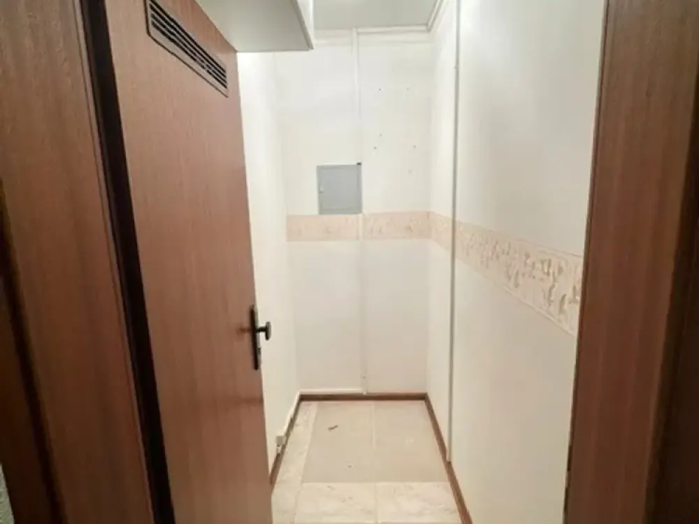 شقة ميزونيت واسعة ومضيئة مع شرفة، مطبخ مجهز، قبو، علية وموقف سيارات تحت الأرض