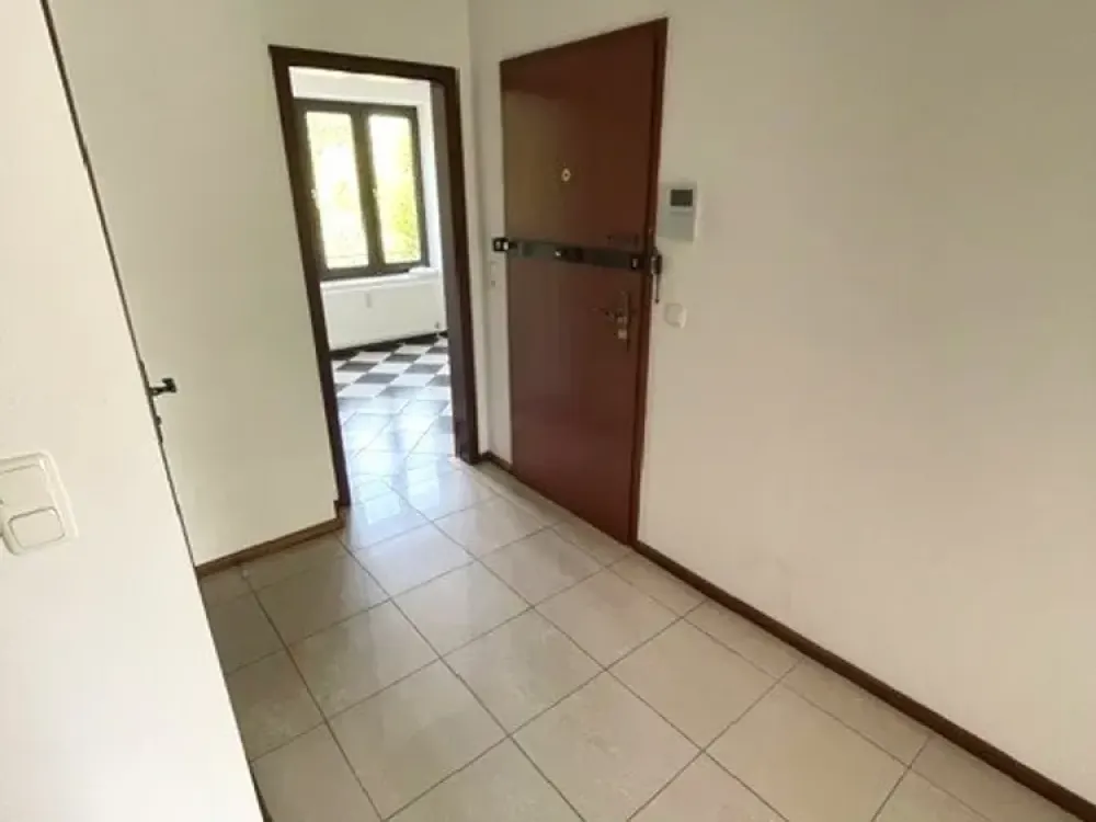 شقة ميزونيت واسعة ومضيئة مع شرفة، مطبخ مجهز، قبو، علية وموقف سيارات تحت الأرض