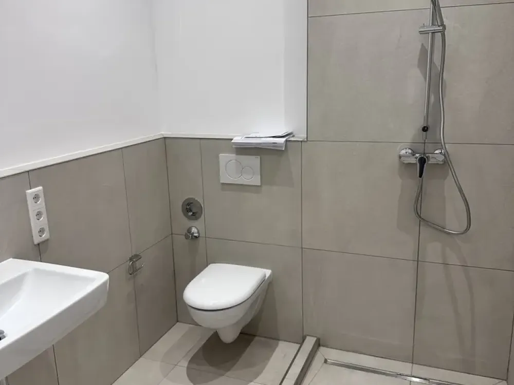 Modern shared flat concept near Barbarossaplatz: 3-person flatshare with terrace & large kitchen-living area