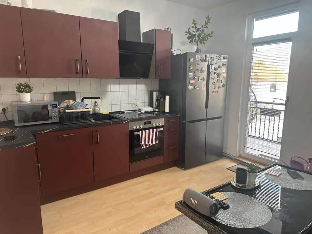 Ich vermiete zwei Zimmer in einer Wohnung und wohne selbst dort.