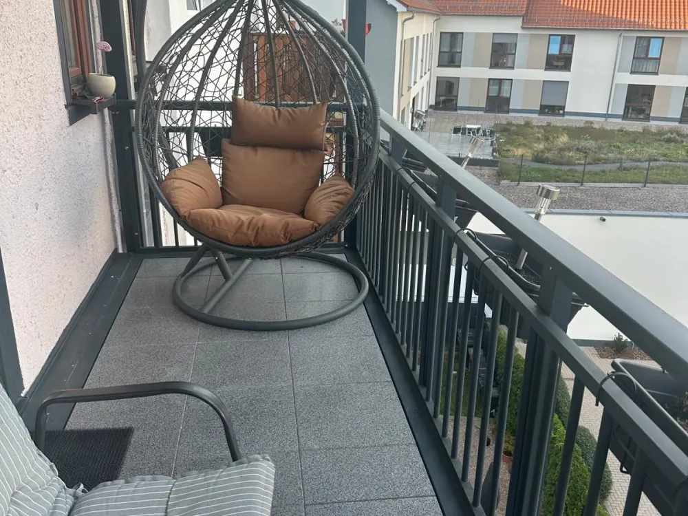 Ich vermiete zwei Zimmer in einer Wohnung und wohne selbst dort.