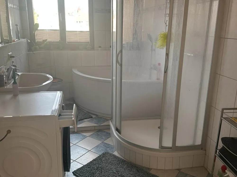 Ich vermiete zwei Zimmer in einer Wohnung und wohne selbst dort.