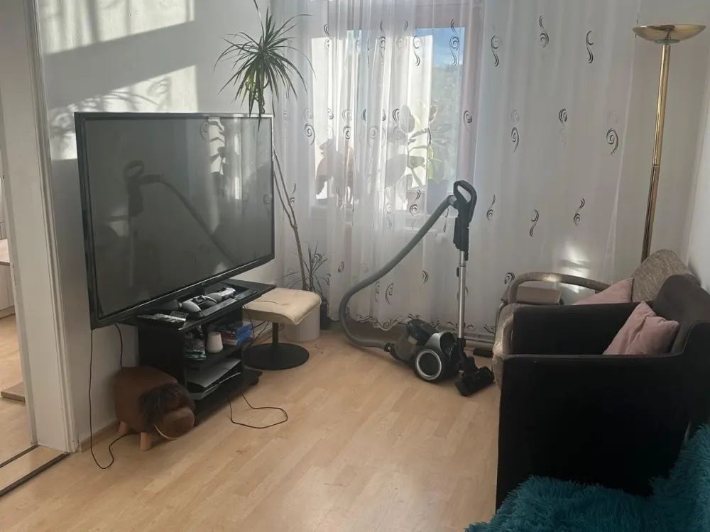 Ich vermiete zwei Zimmer in einer Wohnung und wohne selbst dort.