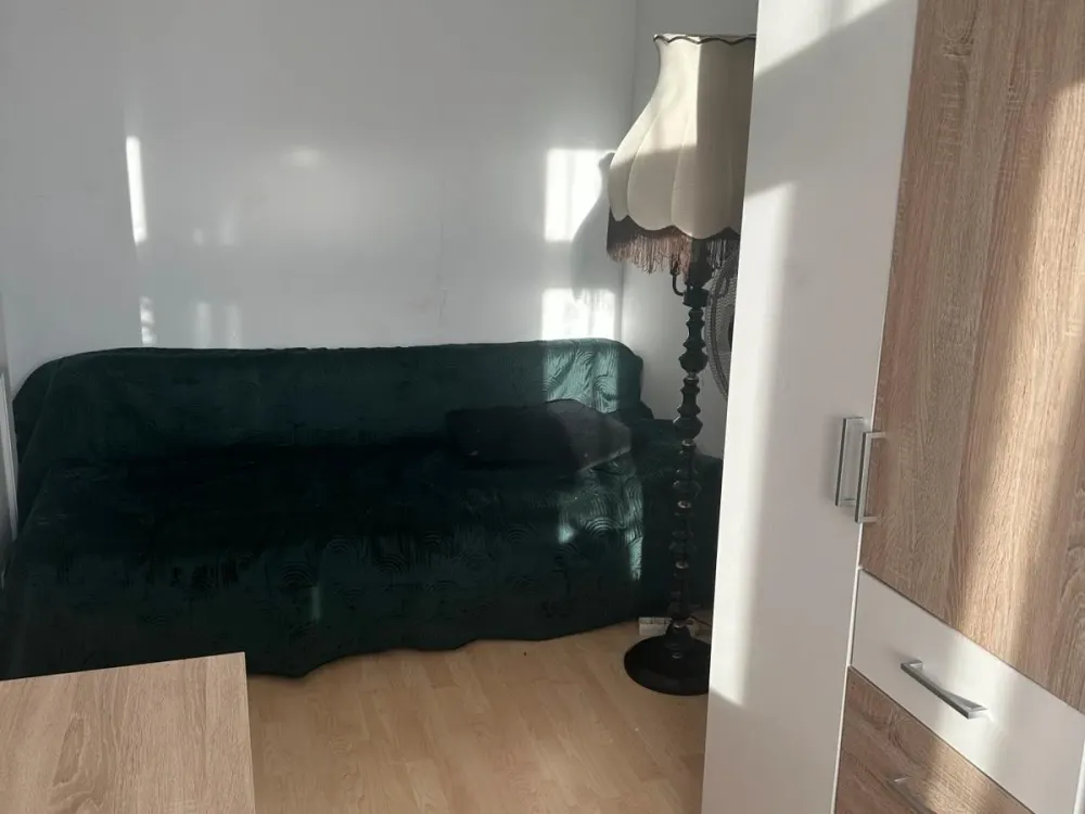 Ich vermiete zwei Zimmer in einer Wohnung und wohne selbst dort.