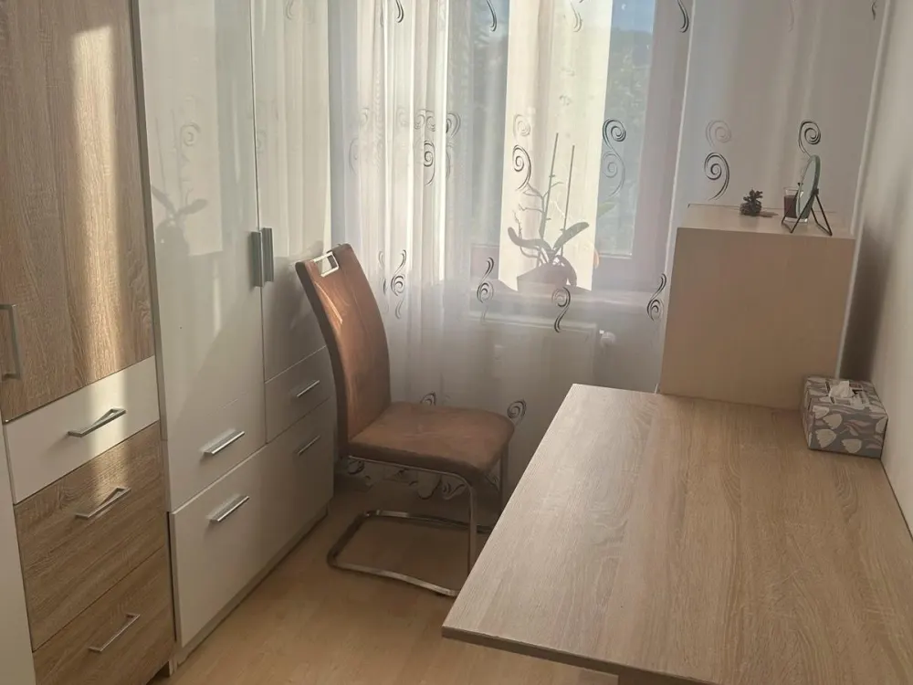 Ich vermiete zwei Zimmer in einer Wohnung und wohne selbst dort.