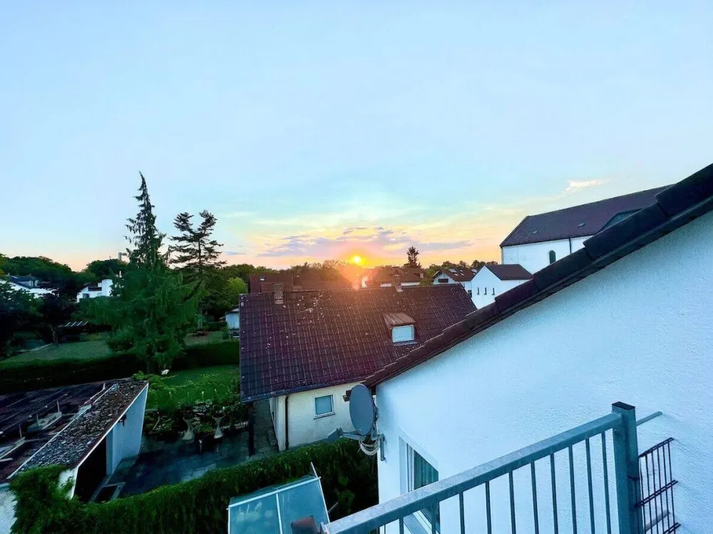 Traumhafte 1,5 Zi.-DG.-Whg. mit Süd-/Balkon mit Klimaanlage in München "Am Hart" zur Miete.
