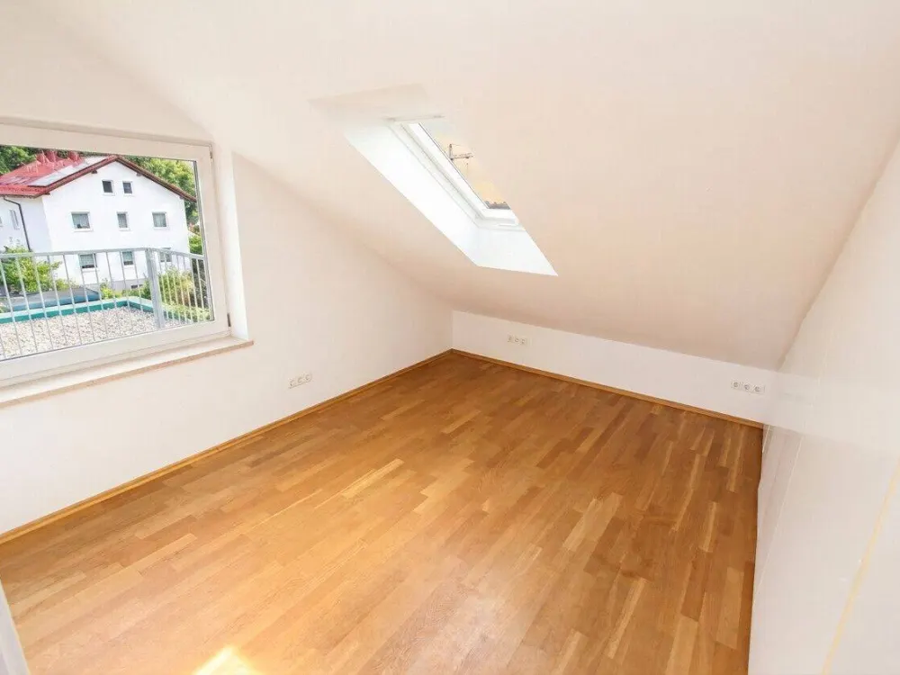 Traumhafte 1,5 Zi.-DG.-Whg. mit Süd-/Balkon mit Klimaanlage in München "Am Hart" zur Miete.