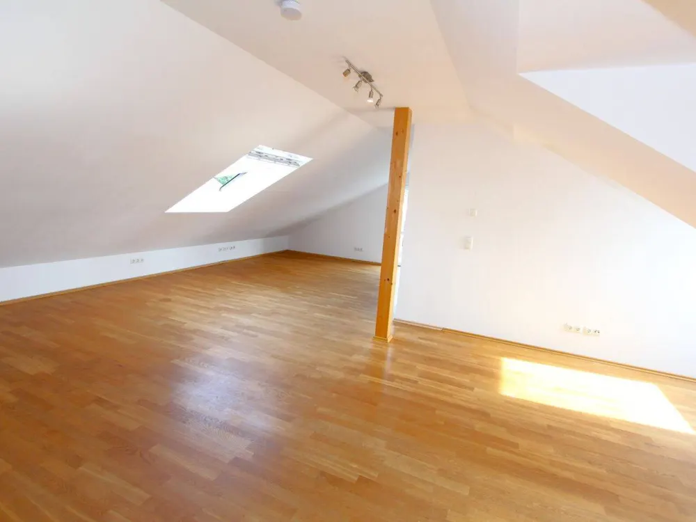 Traumhafte 1,5 Zi.-DG.-Whg. mit Süd-/Balkon mit Klimaanlage in München "Am Hart" zur Miete.