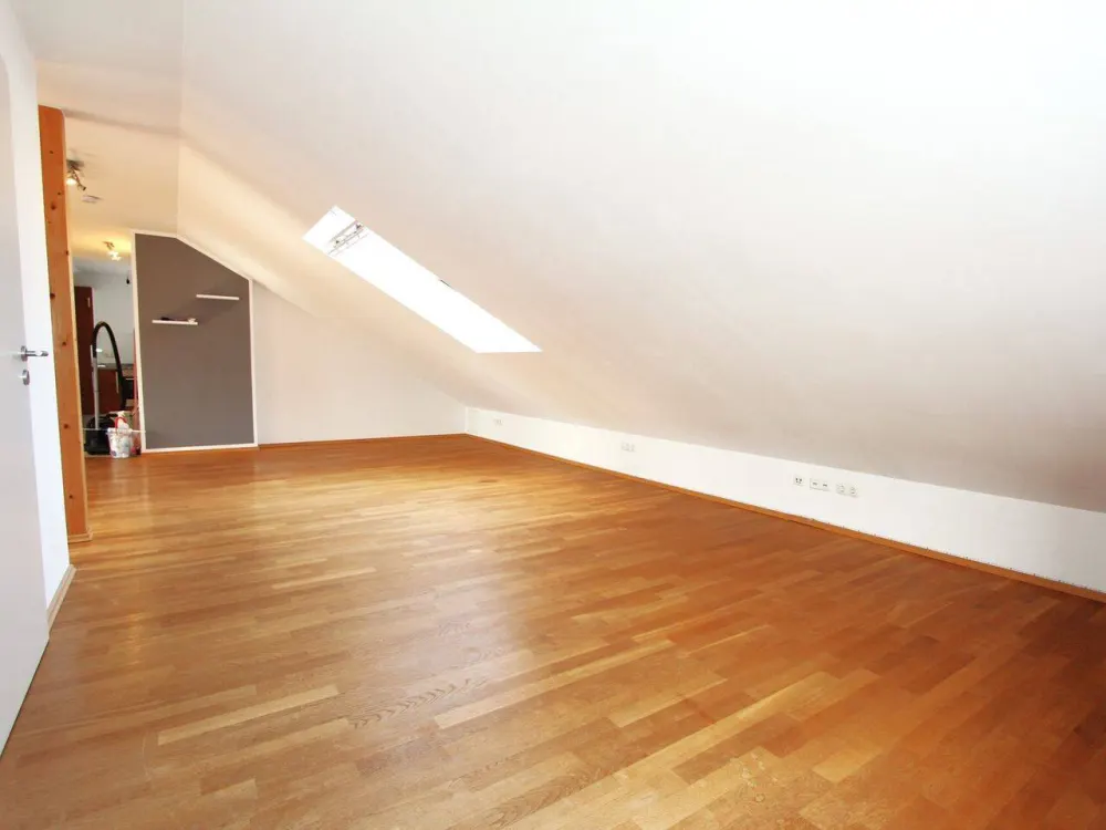 Traumhafte 1,5 Zi.-DG.-Whg. mit Süd-/Balkon mit Klimaanlage in München "Am Hart" zur Miete.