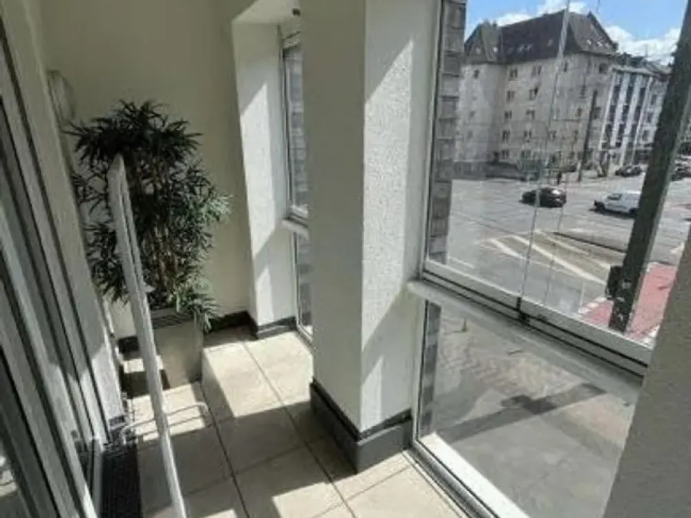Balkon mit Glasfront und Blick nach draußen, 1-Zimmer-Apartment in Düsseldorf