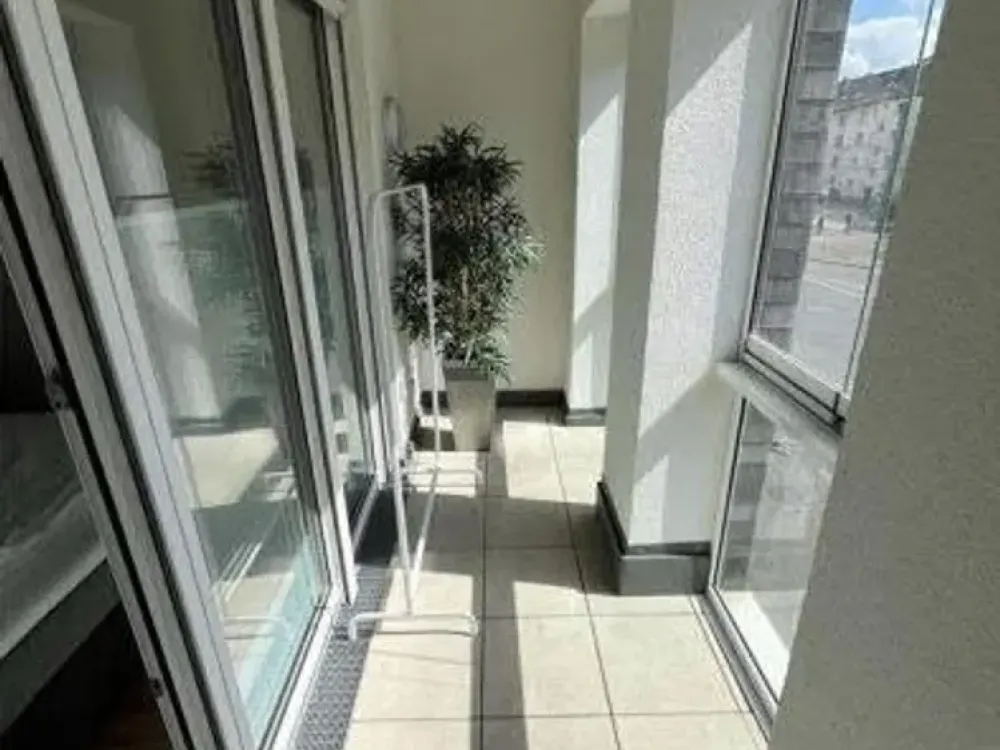 Balkon mit Glasfront und Blick nach draußen, 1-Zimmer-Apartment in Düsseldorf
