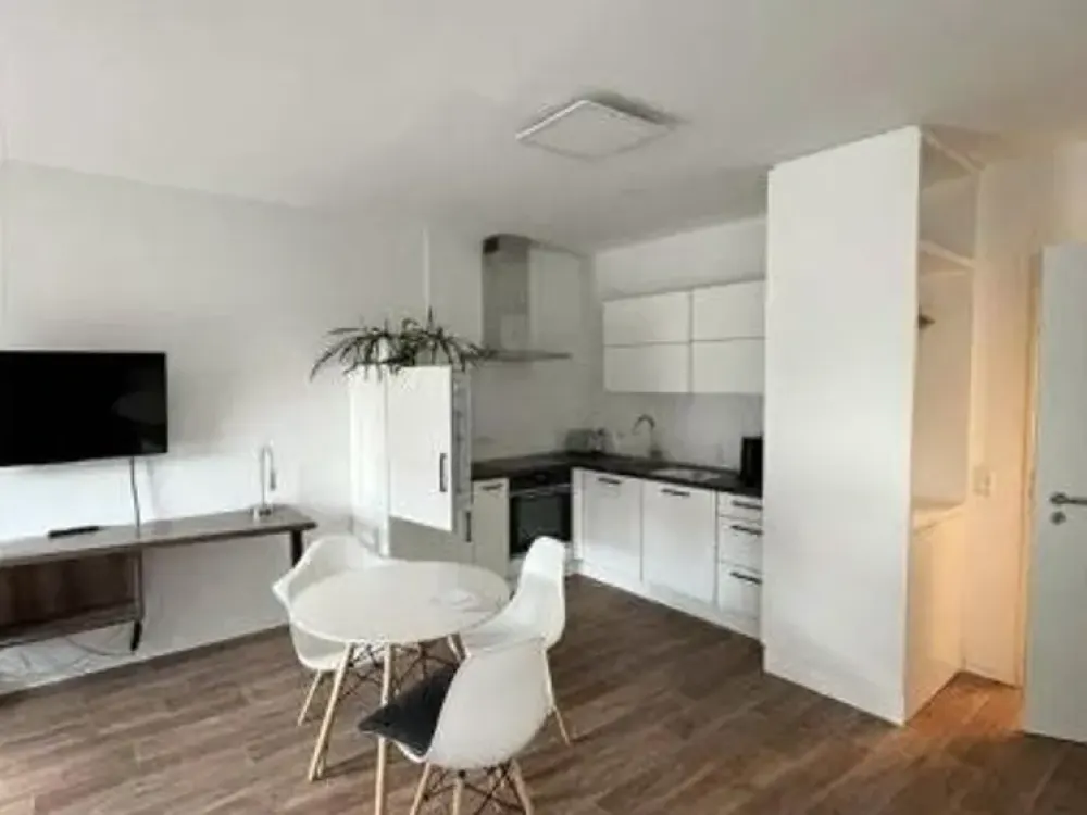 Balkon mit Glasfront und Blick nach draußen, 1-Zimmer-Apartment in Düsseldorf