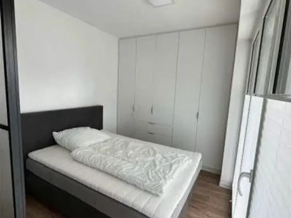 Balkon mit Glasfront und Blick nach draußen, 1-Zimmer-Apartment in Düsseldorf