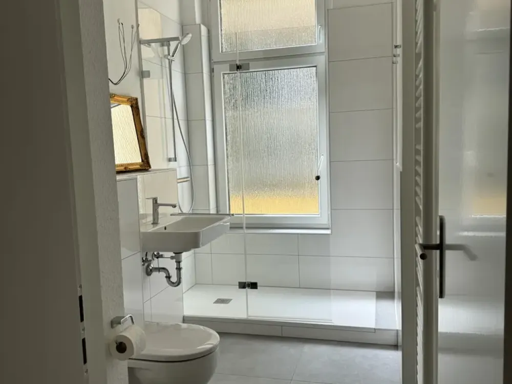 Traumhaft schöne 4 Zi Whg mit Balkon I. OG Erstbezug nach Modernisierung