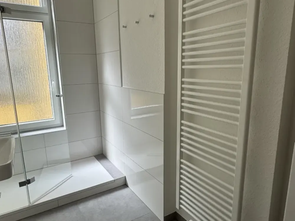 Traumhaft schöne 4 Zi Whg mit Balkon I. OG Erstbezug nach Modernisierung