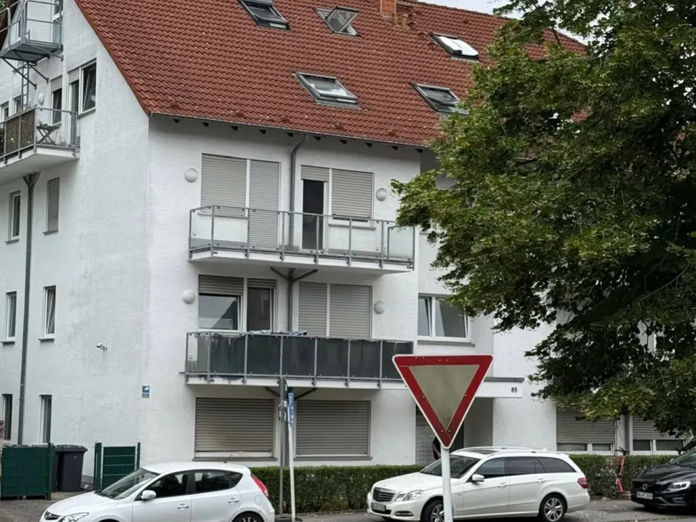 Erstbezug nach hochwertiger Möblierung: Stylisches Appartement mit Balkon und TG-Stellplatz