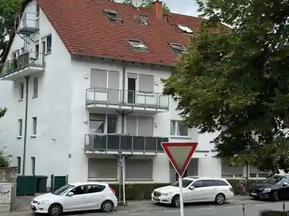 Erstbezug nach hochwertiger Möblierung: Stylisches Appartement mit Balkon und TG-Stellplatz