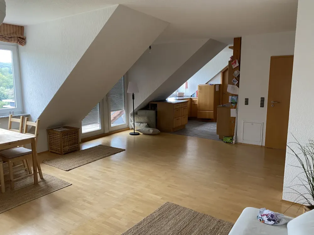 Helle 92 m² Dachgeschosswohnung mit Balkon, 2 Bädern und traumhaftem Blick ins Grüne