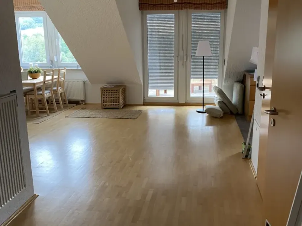 Helle 92 m² Dachgeschosswohnung mit Balkon, 2 Bädern und traumhaftem Blick ins Grüne