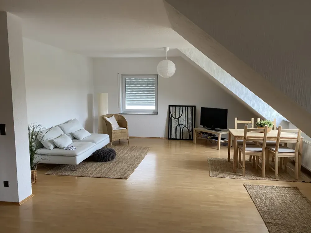Helle 92 m² Dachgeschosswohnung mit Balkon, 2 Bädern und traumhaftem Blick ins Grüne