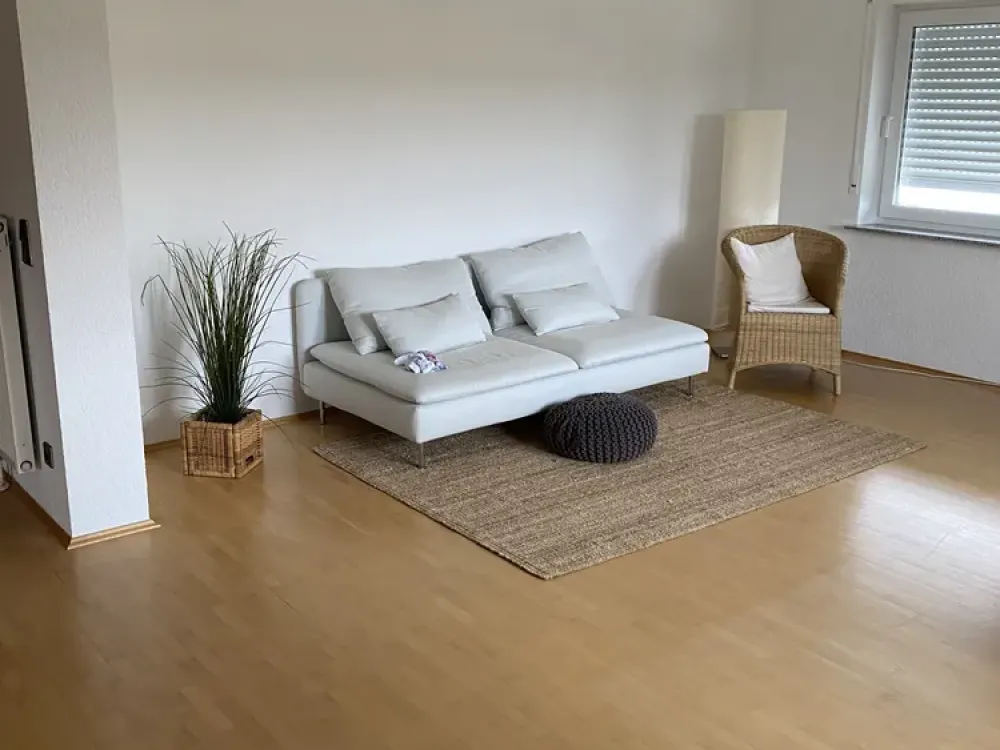 Helle 92 m² Dachgeschosswohnung mit Balkon, 2 Bädern und traumhaftem Blick ins Grüne