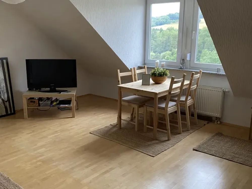 Helle 92 m² Dachgeschosswohnung mit Balkon, 2 Bädern und traumhaftem Blick ins Grüne