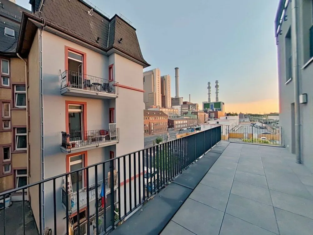 28 m² Balkon zu 56 m² Wohnung: Erstbezug im 2. OG, Einbauküche inklusive