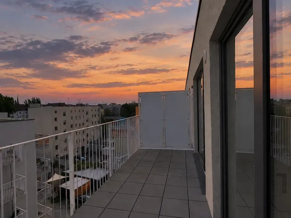 Dachgeschoss, helle 2-Zimmerwohnung * Balkon zum Innenhof * Einbauküche * Zweitbezug * in Moabit