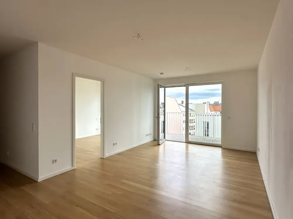 Dachgeschoss, helle 2-Zimmerwohnung * Balkon zum Innenhof * Einbauküche * Zweitbezug * in Moabit