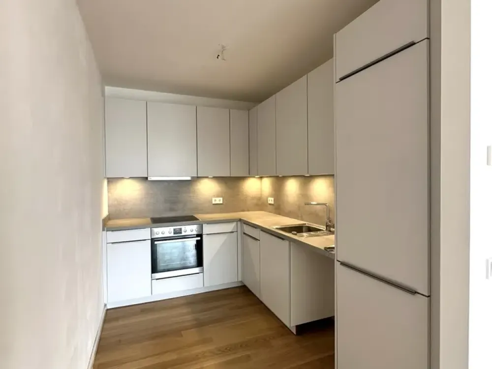 Dachgeschoss, helle 2-Zimmerwohnung * Balkon zum Innenhof * Einbauküche * Zweitbezug * in Moabit