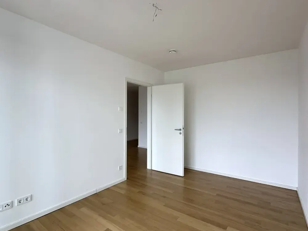 Dachgeschoss, helle 2-Zimmerwohnung * Balkon zum Innenhof * Einbauküche * Zweitbezug * in Moabit